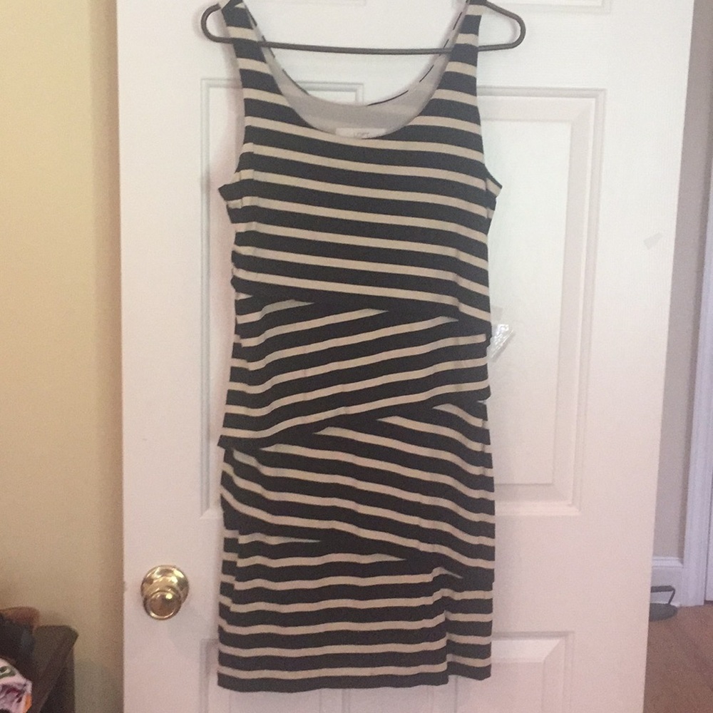 Barely worn flattering classic cute loft dress